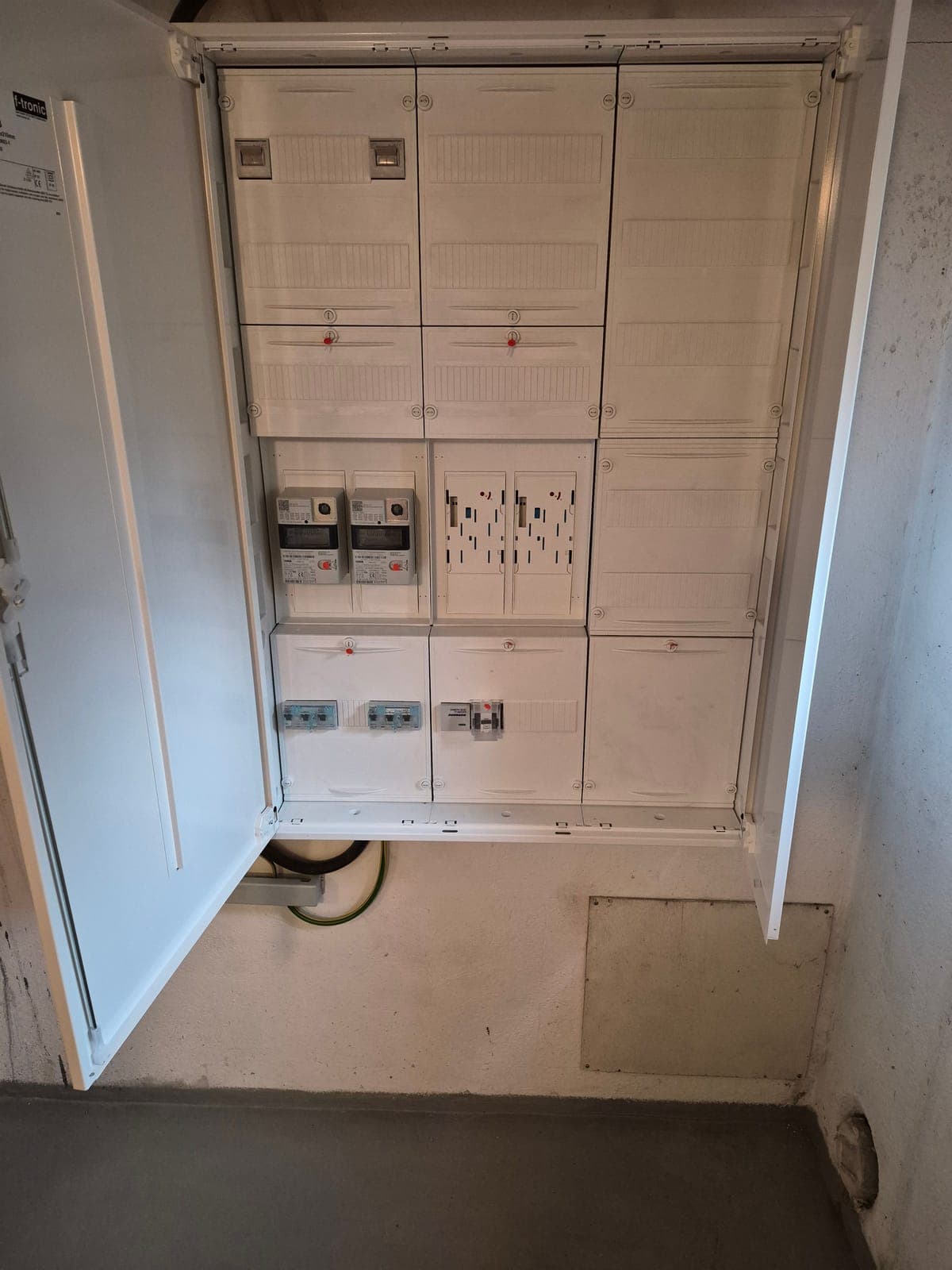 Kundenfoto: neu installierter Zählerschrank mit zwei Stromzählern